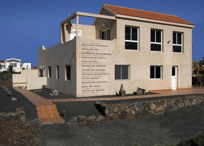 Casa Oscar Nyaraló Roque